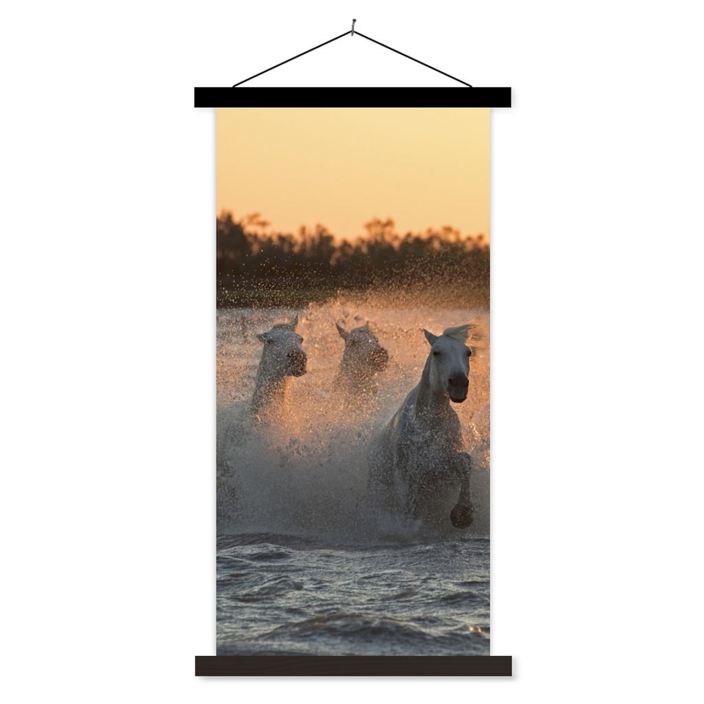 MuchoWow Textilposter Pferde galoppieren durch tiefes Wasser in der Camargue 90x180 cm mit schwarzem Rahmen - Dekoration Wohnzimmer