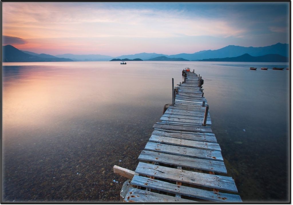 Wallario Wandbild Steg am See- Idylle bei Sonnenuntergang, Größe: 70,30 x 100,30 cm, Poster mit schwarzem Aluminiumrahmen
