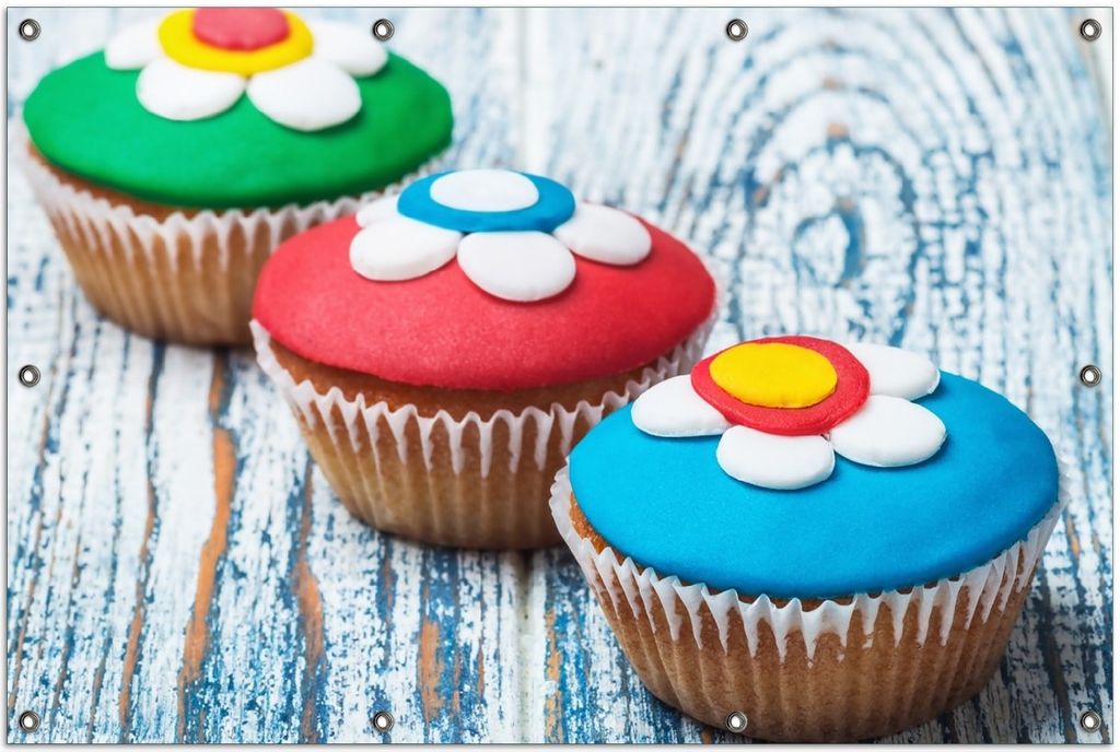 Wallario Outdoor-Poster für Garten oder Balkon, Motiv Bunte Muffins - alter Holztisch - Stillleben, in ca. 100 x 150 cm