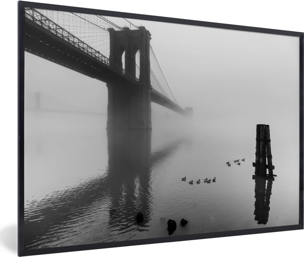MuchoWow MuchoWow Gerahmtes Poster Nebel bedeckt die Brooklyn Bridge in New York in schwarz-weiß 90x60 cm - Poster mit zchwarzem Bilderrahmen ...