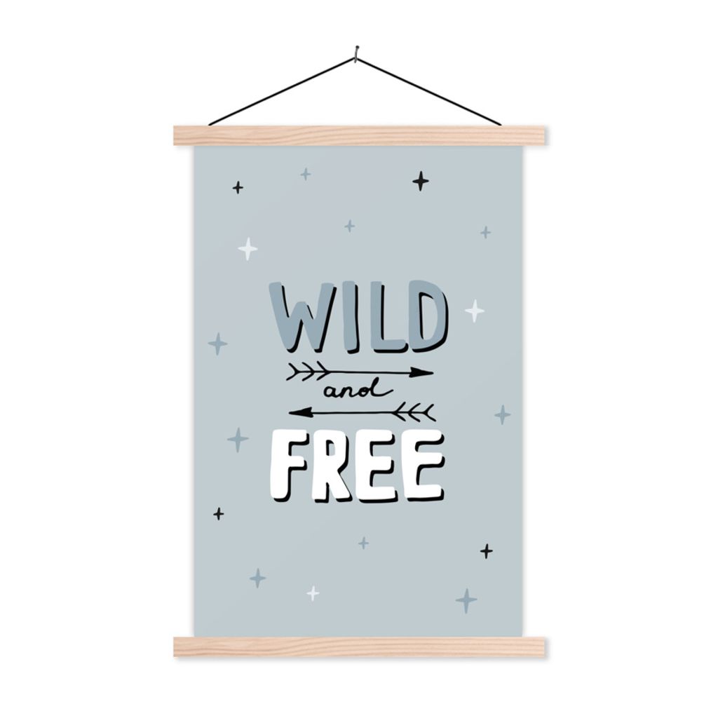 MuchoWow Textilposter Sprichwörter - Wild und frei - Zitate - Kinder - Baby - Jungen - Mädchen 60x90 cm mit holzfarbenen Rahmen - Textil