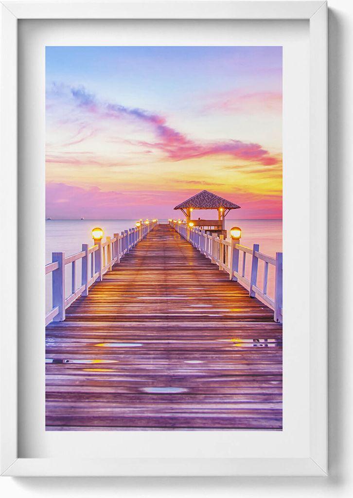 Hölzerne Brücke im Hafen– Wandbild mit Rahmen – Gerahmtes Bild – Wanddekoration – 40x60 cm – Weiß