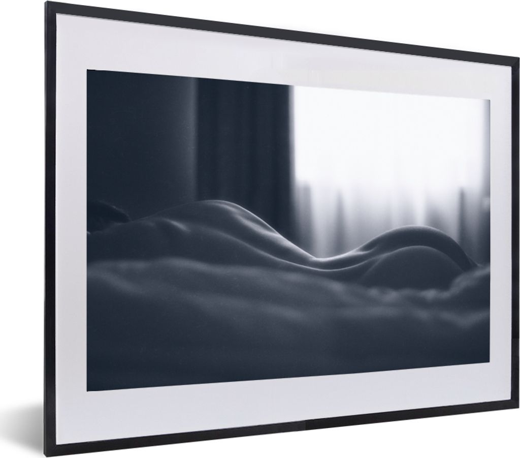 MuchoWow Gerahmtes Poster Porträt - Frau - Bett - Schwarz und weiß 60x40 cm - Poster mit Schwarzem Bilderrahmen Wandposter Rahmen Foto Bilder -...