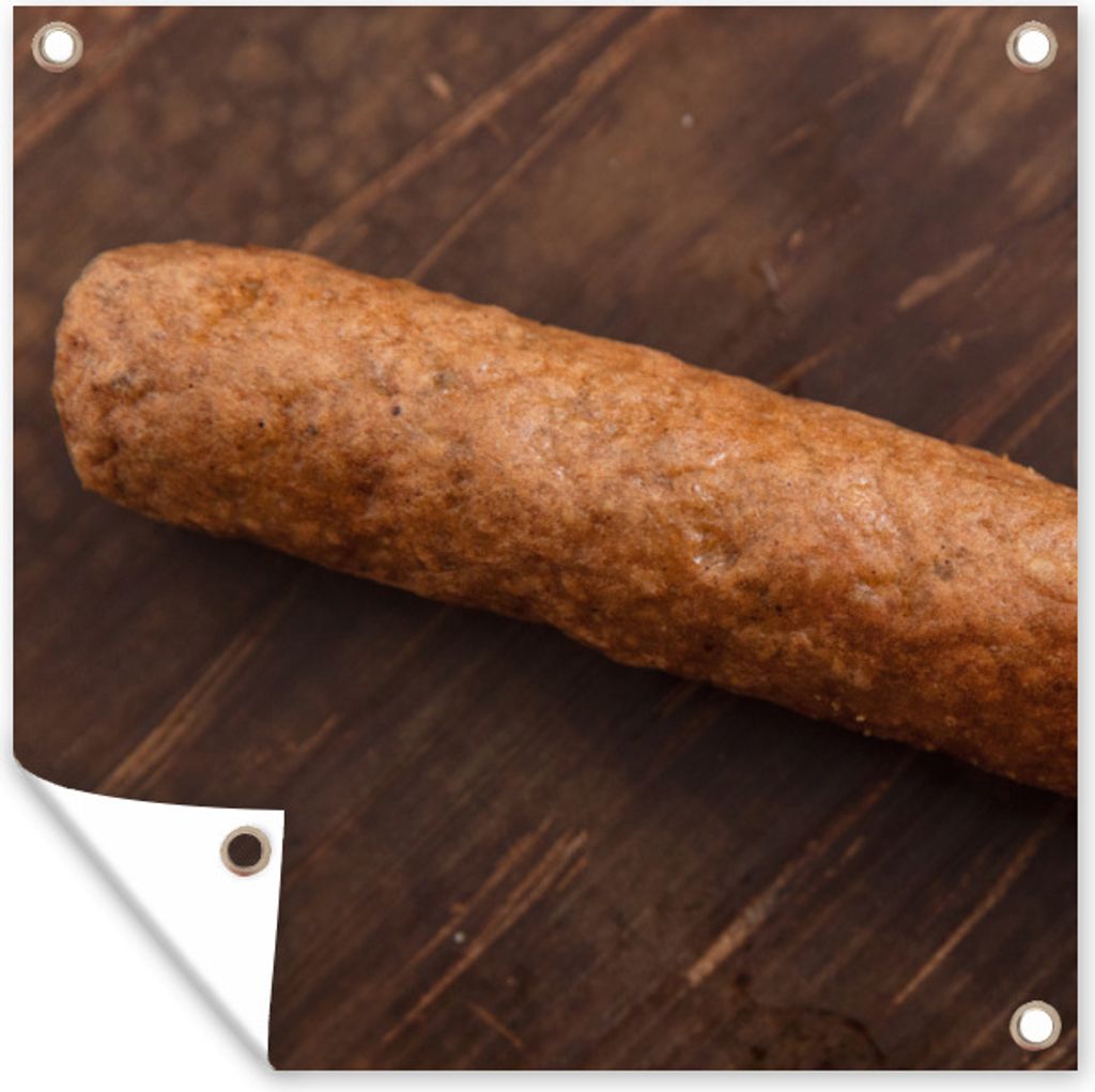 MuchoWow 50x50 cm Outdoor-Poster Gartendeko Sichtschutz Garten Poster für den Garten Ein leckerer Frikandel auf einem hölzernen Hintergrund