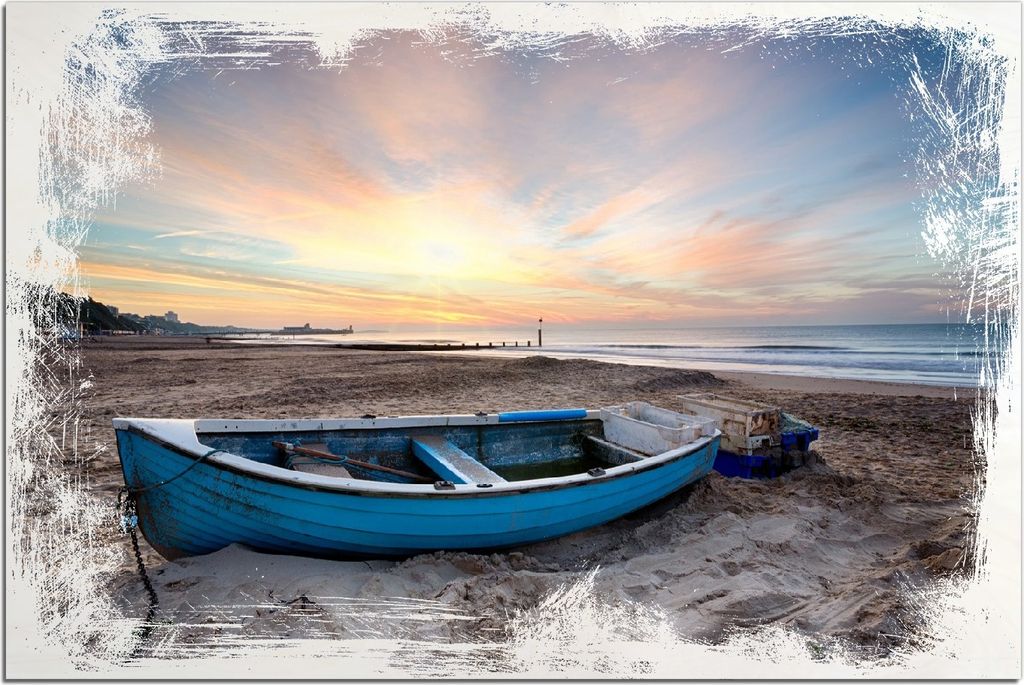 Kunstdrucke Wandbilder Holz in : Brillante Farben, Größe 60 x 90 cm Motiv Fischerboot am Strand bei Sonnenuntergang