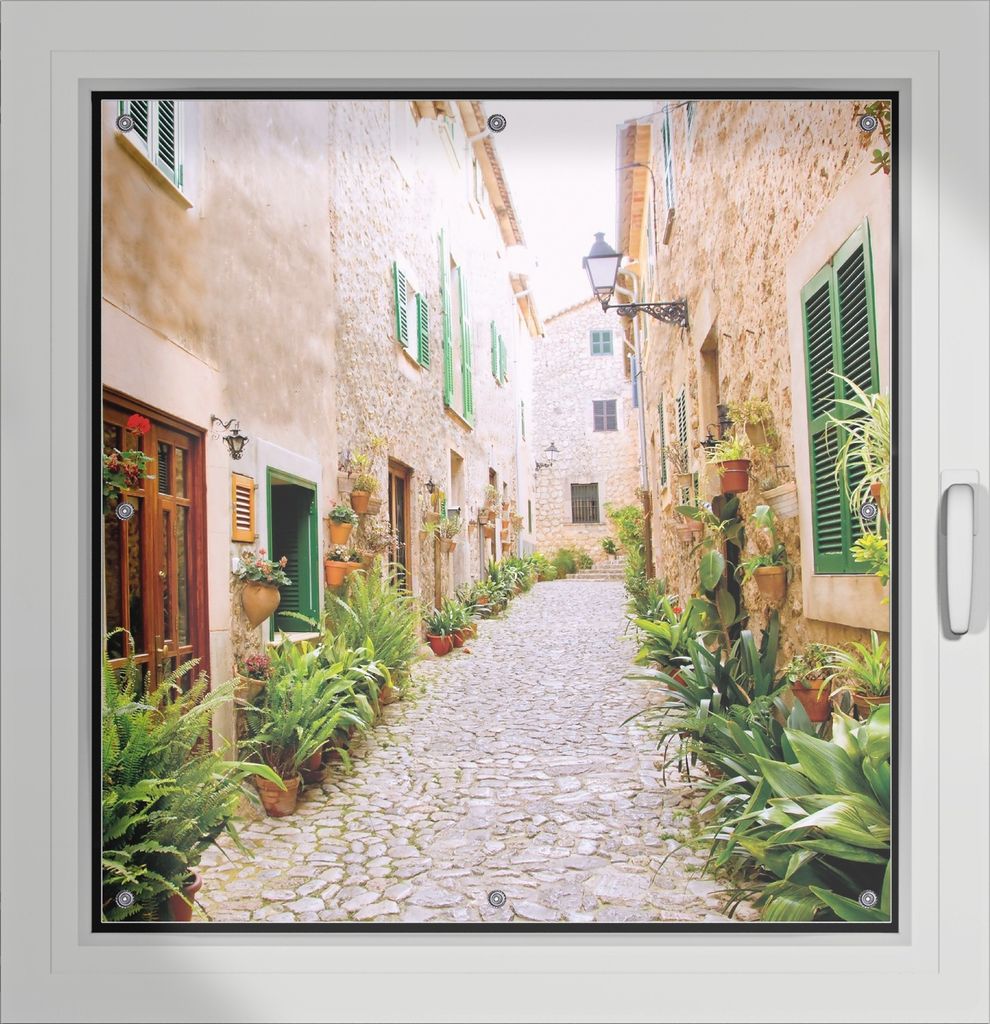 Wallario Lichtschutzbild, Dekorativer Sichtschutz Sonnenschutz 96 x 100 cm mit Motiv: Südländische Gasse mit alten Häusern und grüner Oase - Ve...