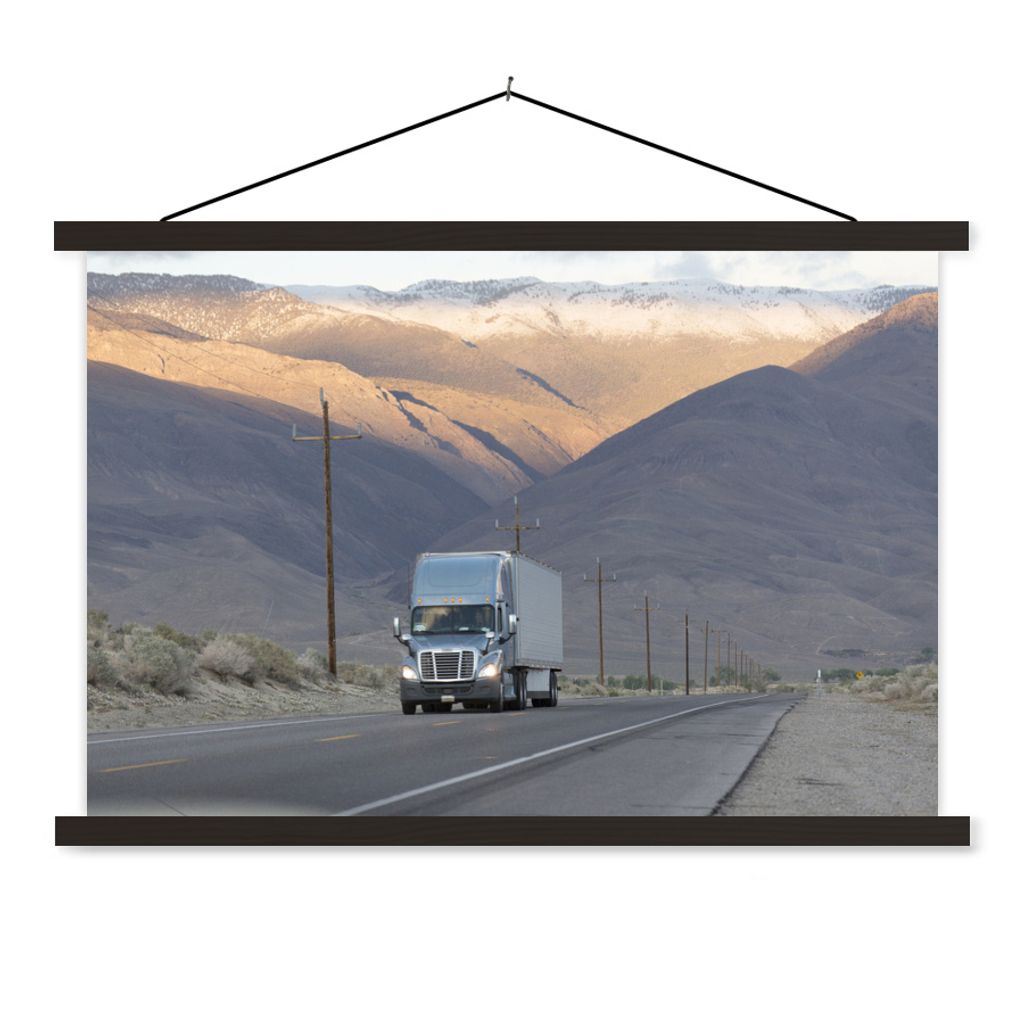 MuchoWow Textilposter Lastwagen zwischen den Bergen 120x80 cm mit schwarzem Rahmen - Wanddeko