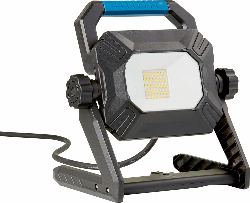 LED Arbeitsstrahler 55W dimmbar integrierte Steckdose Produktbild 