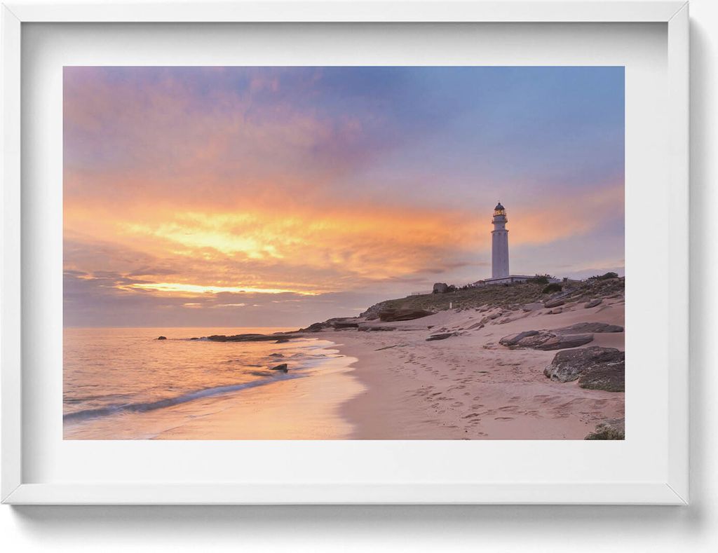 Meereslandschaft mit Strand und Leuchtturm– Wandbild mit Rahmen – Gerahmtes Bild – Wanddekoration – 70x50 cm – Weiß Rahmen