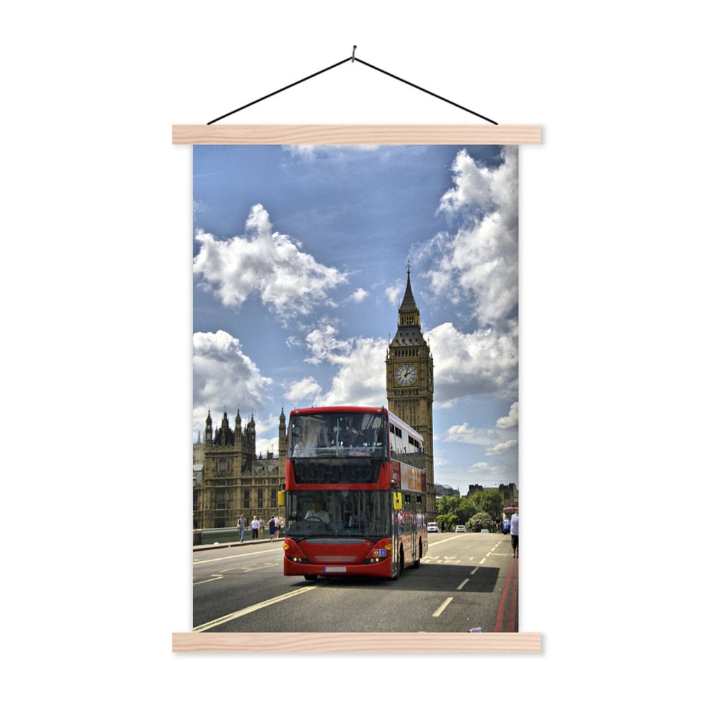 MuchoWow Textilposter Ein roter Bus mitten in London 60x90 cm mit holzfarbenen Rahmen - Textil