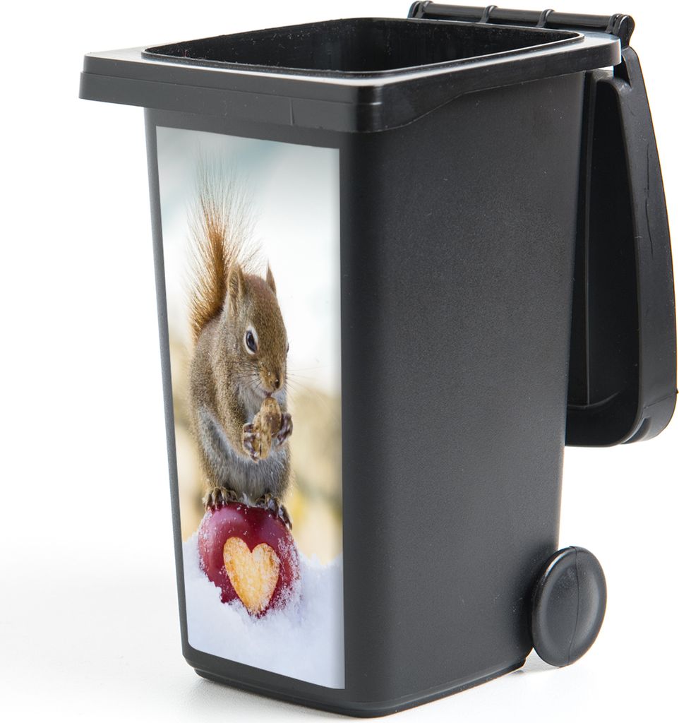 MuchoWow Mülltonnenaufkleber Eichhörnchen auf Apfel mit fehlendem Herz 38x80 cm - Behälteraufkleber - Mülleimer-Aufkleber - Container-Aufkleber