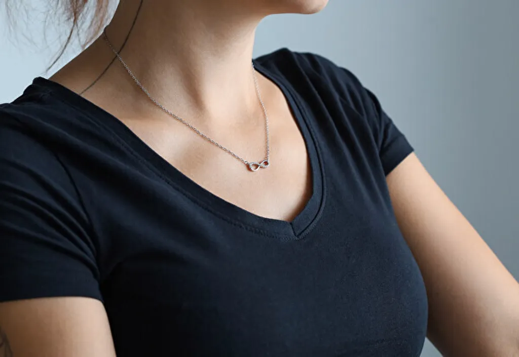 Pendentif infini en argent pour femme : Le collier chic et durable