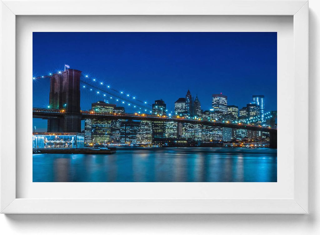 Brooklyn Bridge am Abend - New York– Wandbild mit Rahmen – Gerahmtes Bild – Wanddekoration – 30x20 cm – Weiß Rahmen