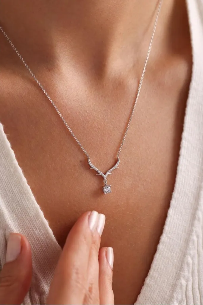 Pendentif solitaire femme avec ailettes de protection, argent et oxyde
