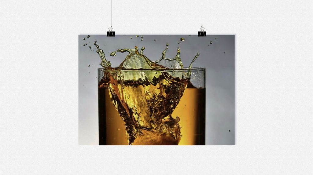 Whisky Poster - Whisky Glas Splash Poster - Kristallglas Poster - Stilvoll und Elegant Poster - 71x51cm - Perfekt zum Einrahmen