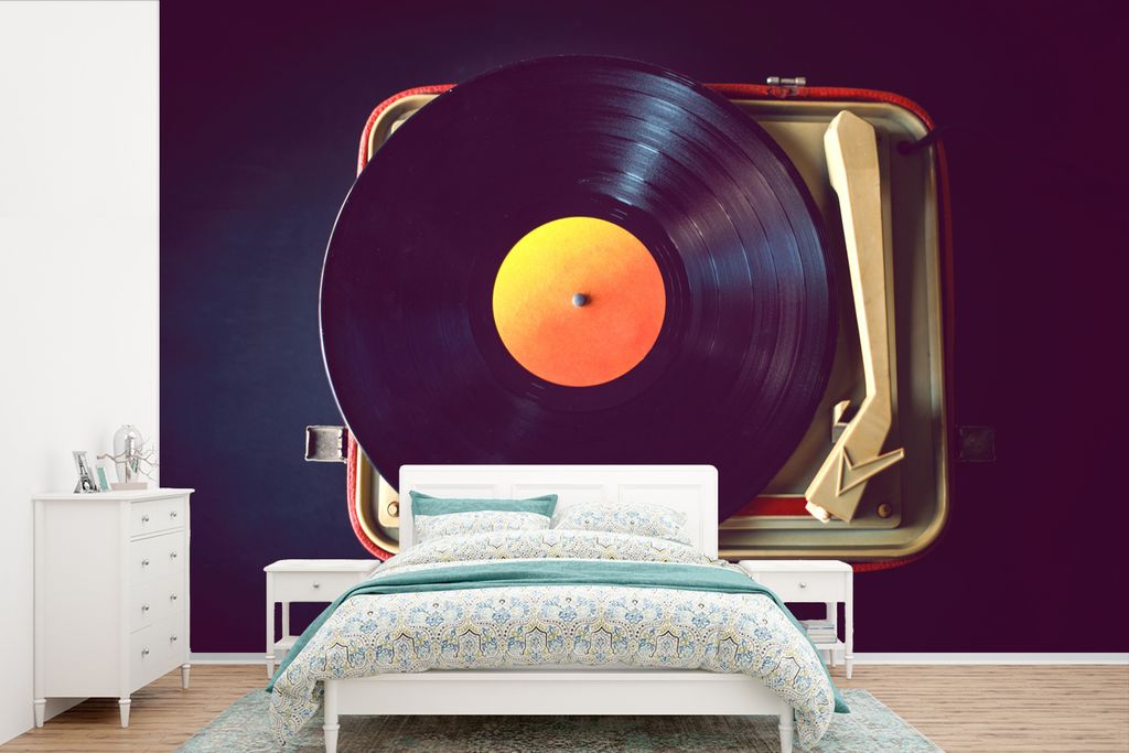 MuchoWow Fototapete für Wohnzimmer oder Schlafzimmer Wandtapete Vinyl Motivtapete Schallplatte auf tragbarem Plattenspieler - 450x300 cm - Gemus...