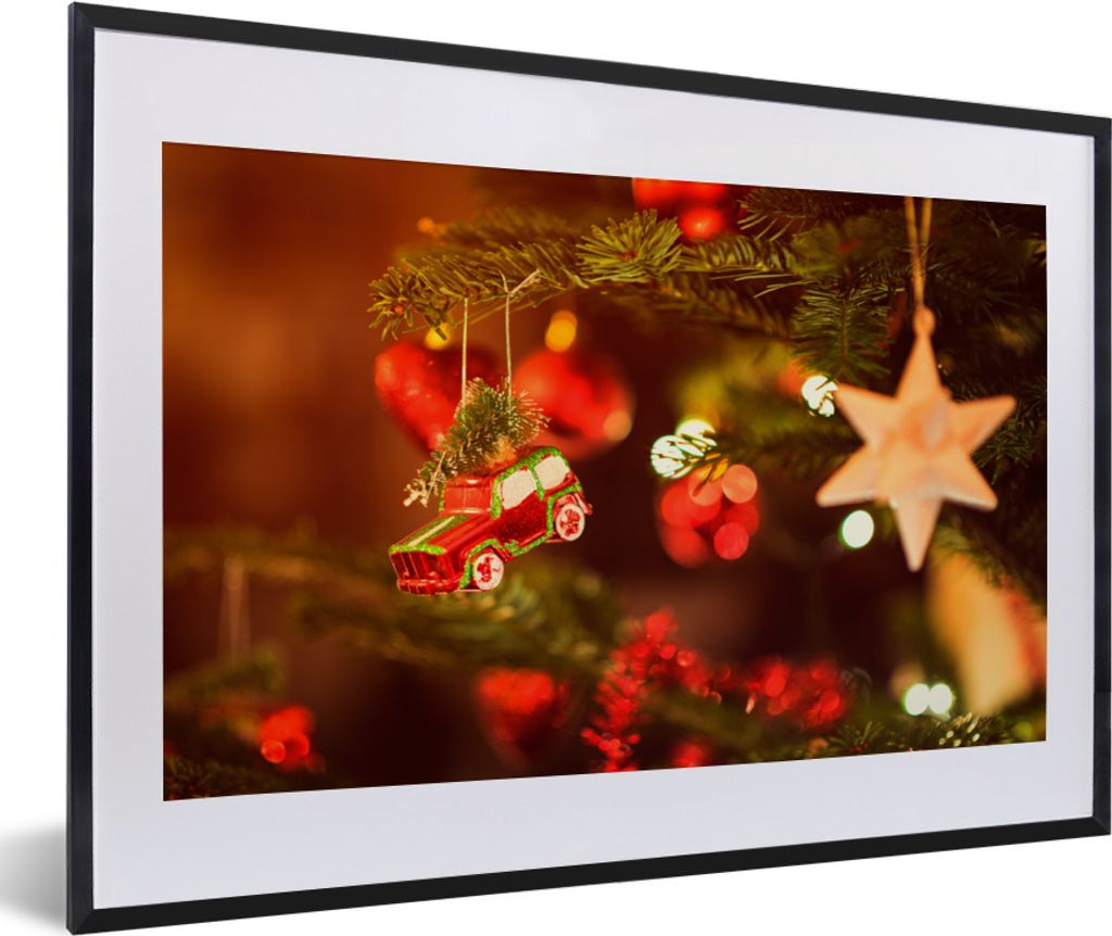 MuchoWow MuchoWow Gerahmtes Poster Kleines Auto hängt im Weihnachtsbaum 60x40 cm - Poster mit zchwarzem Bilderrahmen - Schlafzimmer - Plakat i...