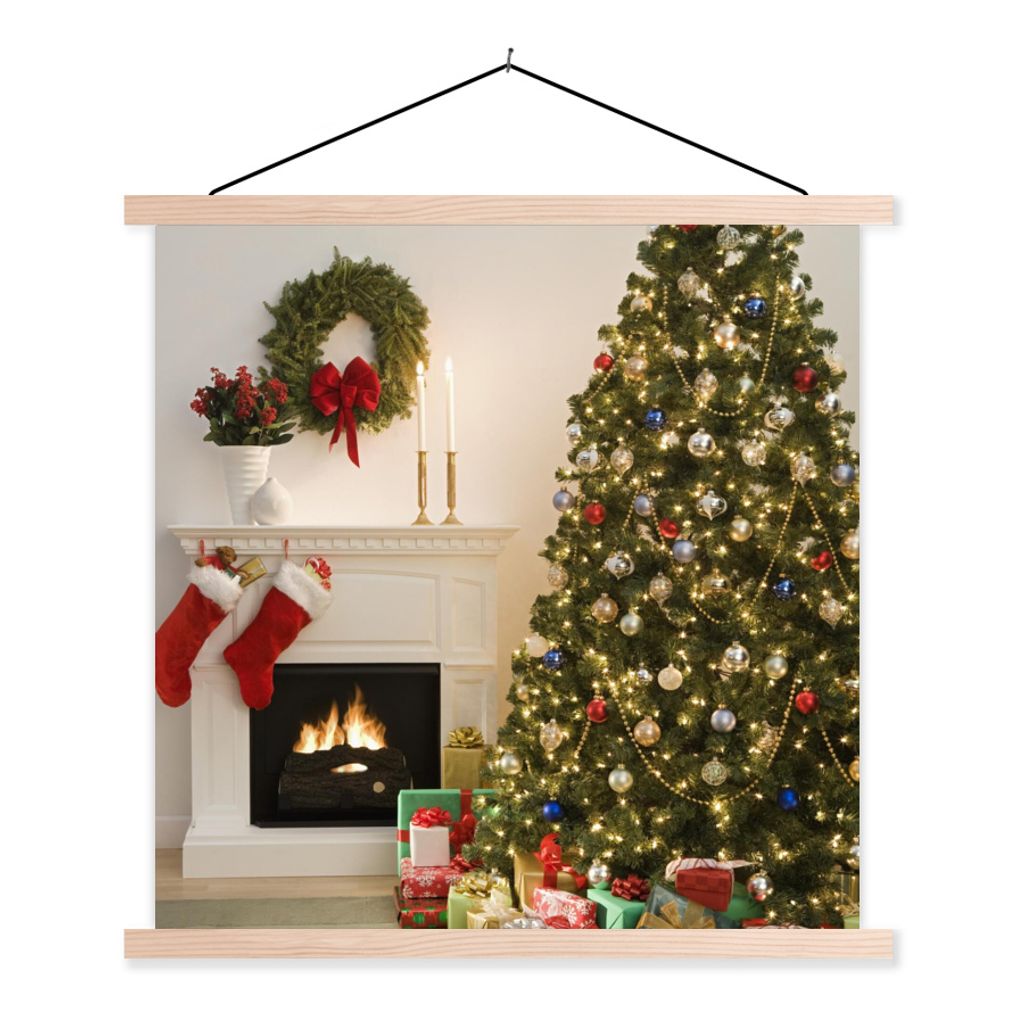 MuchoWow Textilposter Ein Weihnachtsbaum mit Geschenken neben einem Kamin 40x40 cm mit holzfarbenen Rahmen - Posterleiste