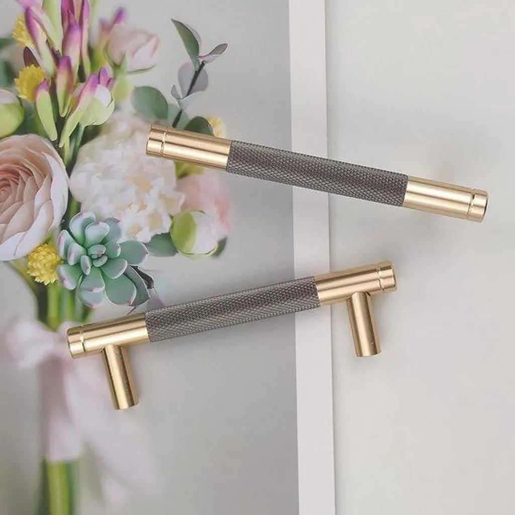 Bouton en aluminium or brossé anti-traces pour mobilier design chic