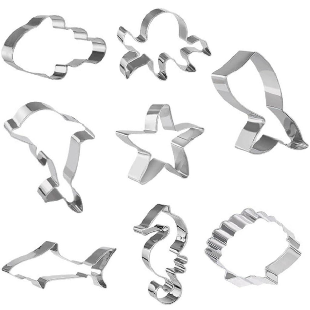 Set mit 8 Ausstechformen mit Meeresmotiven aus Edelstahl: Delfin, Seestern, Muscheln, Seepferdchen, Clownfisch, Hai, Meerjungfrauenschwanz.