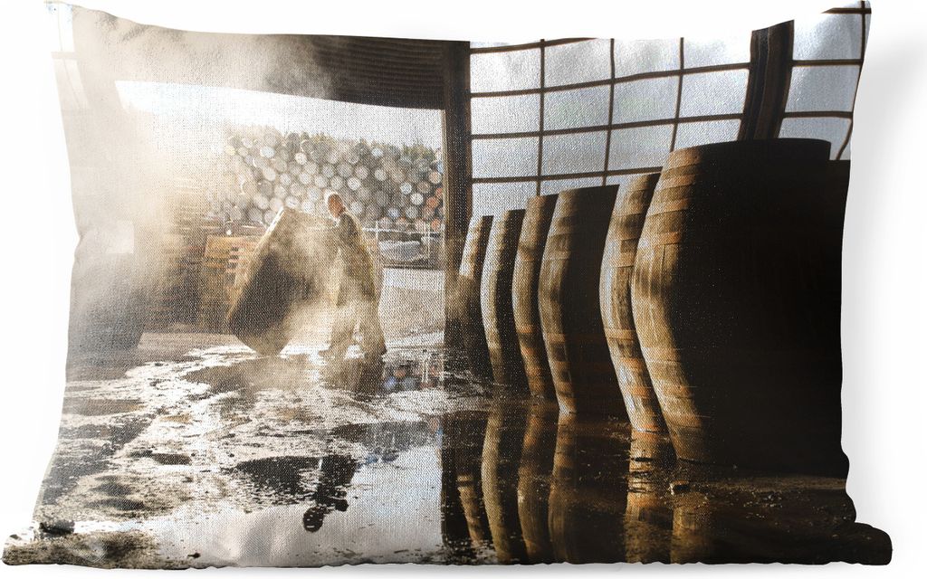MuchoWow Outdoor Kissen - Männlicher Angestellter in einer Whiskyfabrik - 60x40 cm - Wetterfest - Lounge Kissen - Zierkissen - Kissen für Innen...