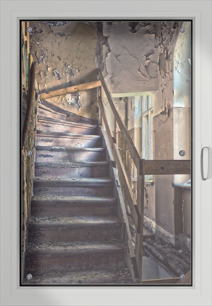 Wallario Lichtschutzbild, Dekorativer Sichtschutz Sonnenschutz 60 x 93 cm mit Motiv: Treppe in einem alten Haus - Verdunklung ohne Bohren
