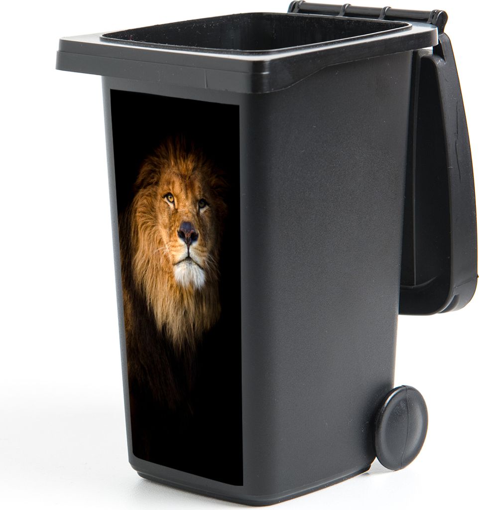 MuchoWow Mülltonnenaufkleber Löwe - Licht - Schwarz - Porträt 44x98 cm - Containeraufkleber - Aufkleber - Mülltonnen-Aufkleber
