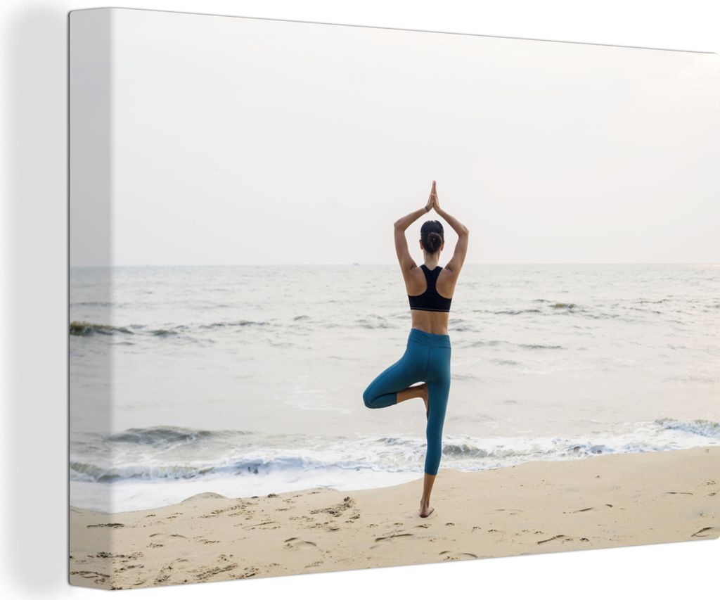OneMillionCanvasses - Leinwandbilder - 140x90 cm, Eine Frau am Strand beim Yoga, Wandbilder Kunstdruck Wanddekoration - Foto auf Leinwand - Gemä...