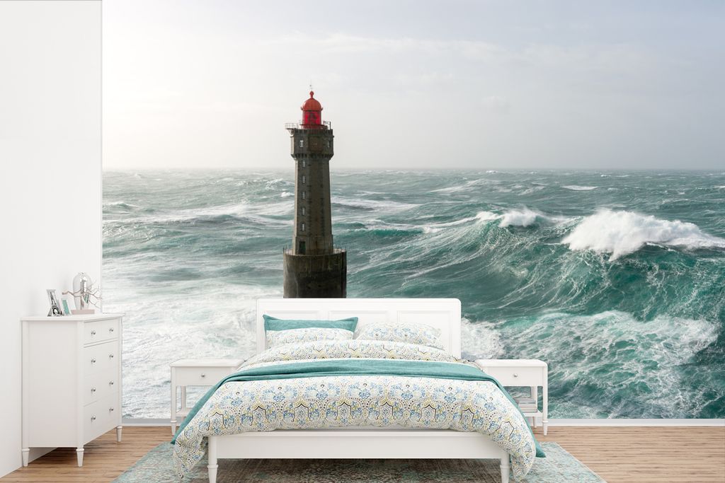 MuchoWow Fototapete für Wohnzimmer oder Schlafzimmer Wandtapete Vinyl Motivtapete Der französische Leuchtturm von La Jument zwischen den Wellen...