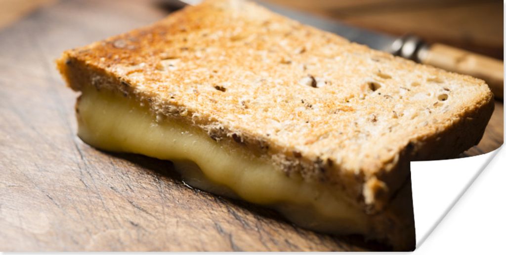 MuchoWow Poster Toast mit geschmolzenem Käse auf einem Schneidebrett 150x75 cm - ohne Rahmen