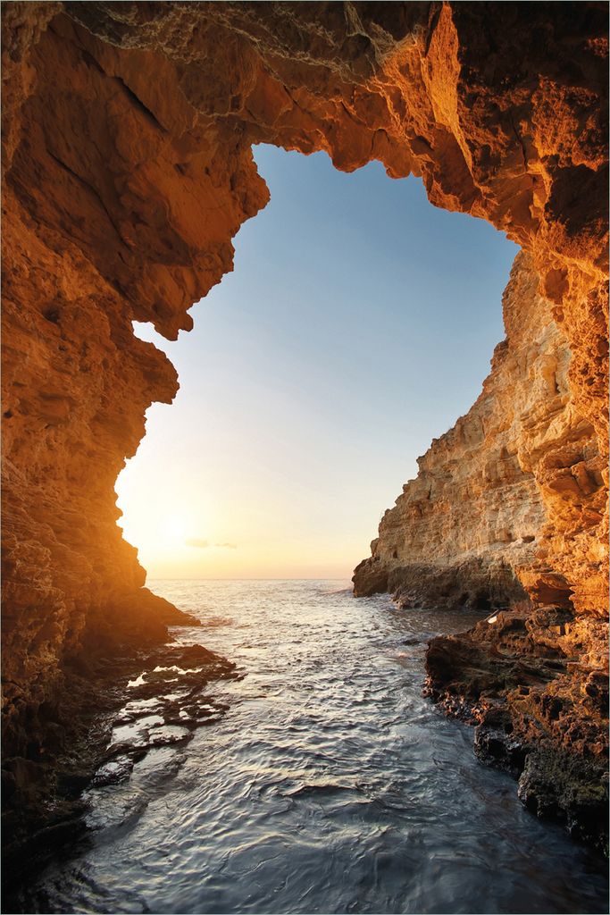 Wallario selbstklebendes Poster - Höhlen am Meer, Größe: 61 x 91,50 cm