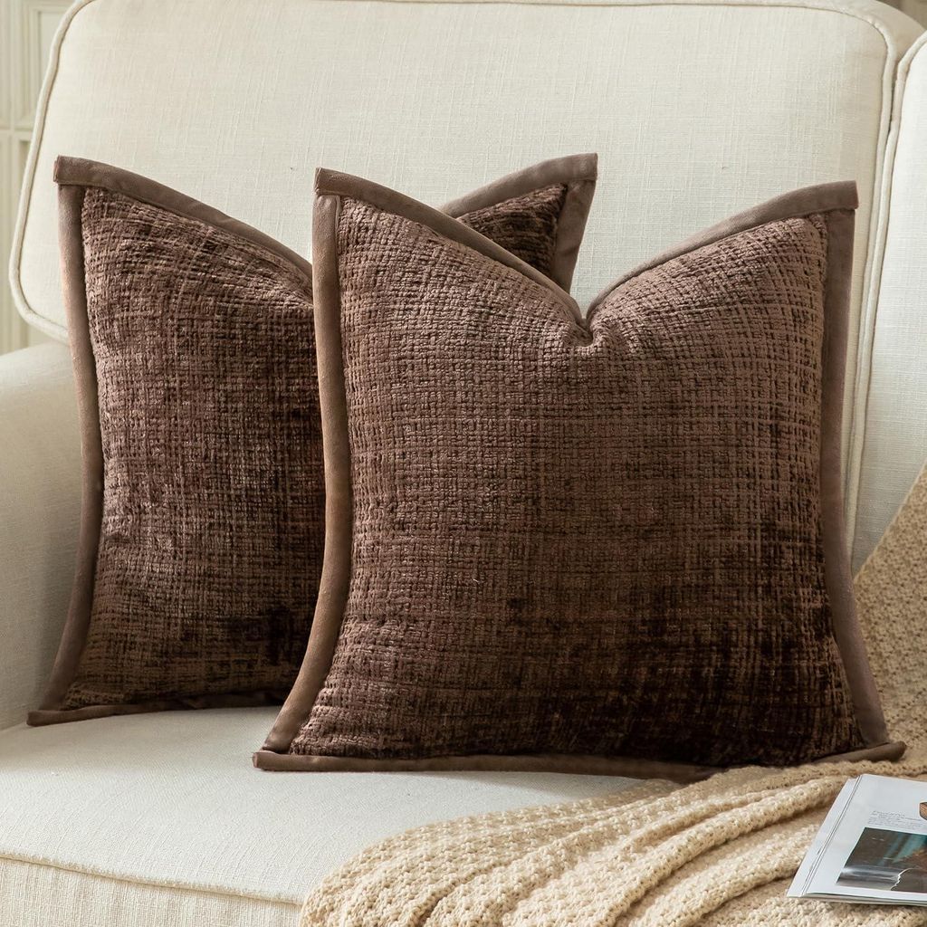 Set aus 2 Kissenbezügen, kaffeebraun, 65x65 cm, Chenille mit Samtrückseite.
