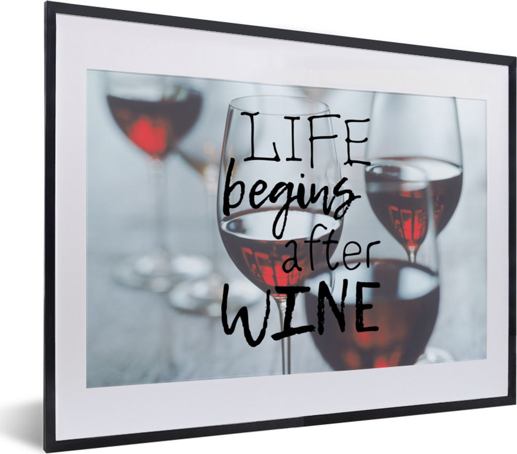 MuchoWow MuchoWow Gerahmtes Poster Weinzitat "Das Leben beginnt nach dem Wein" mit Weingläsern im Hintergrund 40x30 cm - Poster mit zchwarzem ...