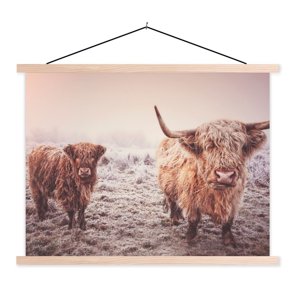MuchoWow Textilposter Schottische Highlander - Schnee - Sonne 120x90 cm mit holzfarbenen Rahmen - Magnetisch