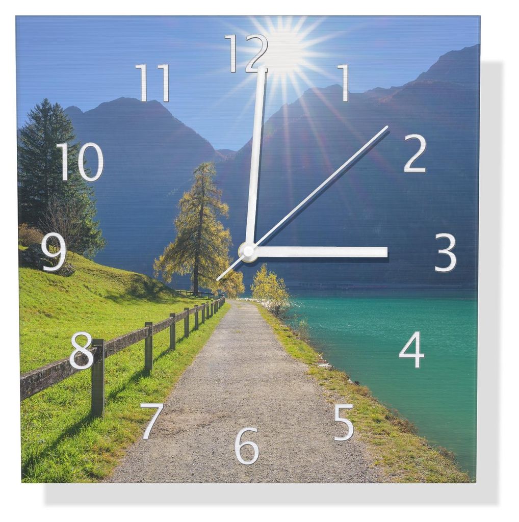 Wallario Design Wanduhr Uferweg am Bergsee aus Aluverbund, Größe 30 x 30 cm