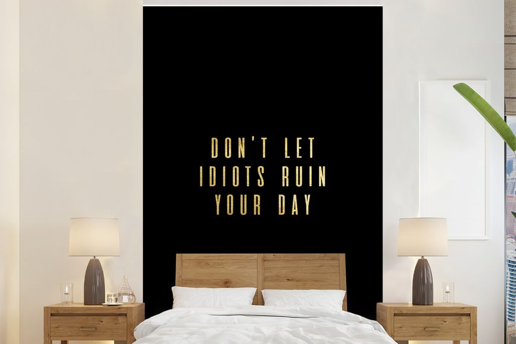 MuchoWow Fototapete für Wohnzimmer oder Schlafzimmer Wandtapete Vinyl Motivtapete Zitat - Tag - Gold - Schwarz - 170x260 cm - Wohnzimmertapete