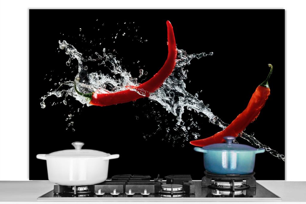 KitchenYeah Spritzschutz Küche - Küchenrückwand - Wandschutz für Herd und Spüle - Chilischote - Stilleben - Wasser - Schwarz - Rot 120x80 - ...