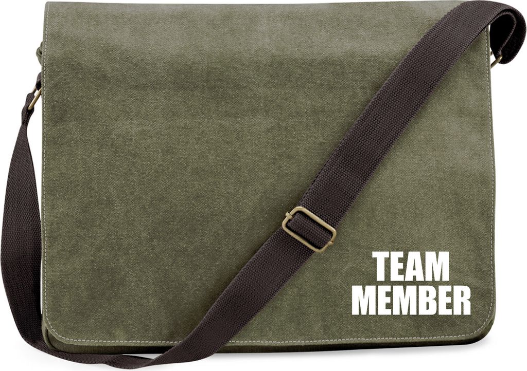 Huuraa Umhängetasche Team Member Schriftzug 14 Liter Military Green Canvas Laptoptasche Geschenkidee
