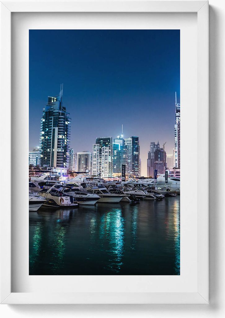 Boote in der nächtlichen Stadt– Wandbild mit Rahmen – Gerahmtes Bild – Wanddekoration – 40x60 cm – Weiß