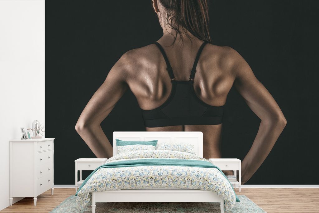 MuchoWow Fototapete für Wohnzimmer oder Schlafzimmer Wandtapete Vinyl Motivtapete Der Rücken und die Schultern einer Frau, die eindeutig traini...