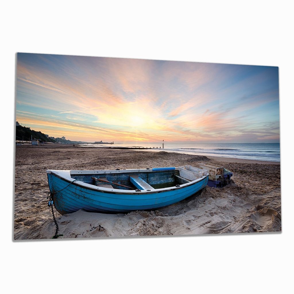 Wallario Herdabdeckplatte aus Glas, Größe 90 x 52 cm 1-teilig, Motiv Fischerboot am Strand bei Sonnenuntergang