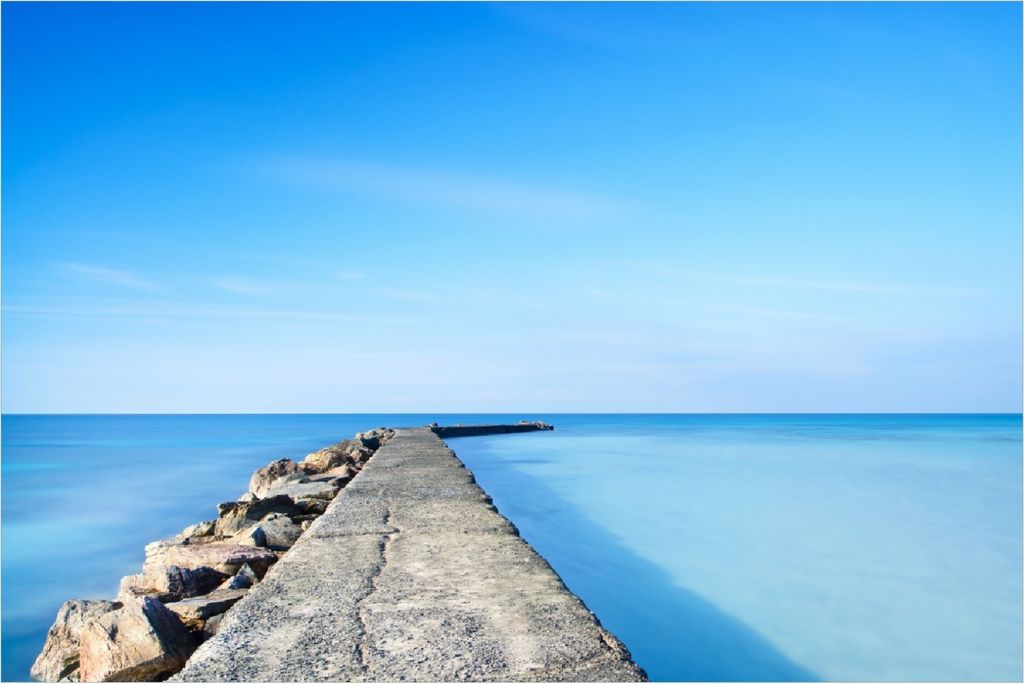 Wallario selbstklebendes Poster - Pier am blauen Ozean mit blauem Himmel, Größe: 100 x 150 cm