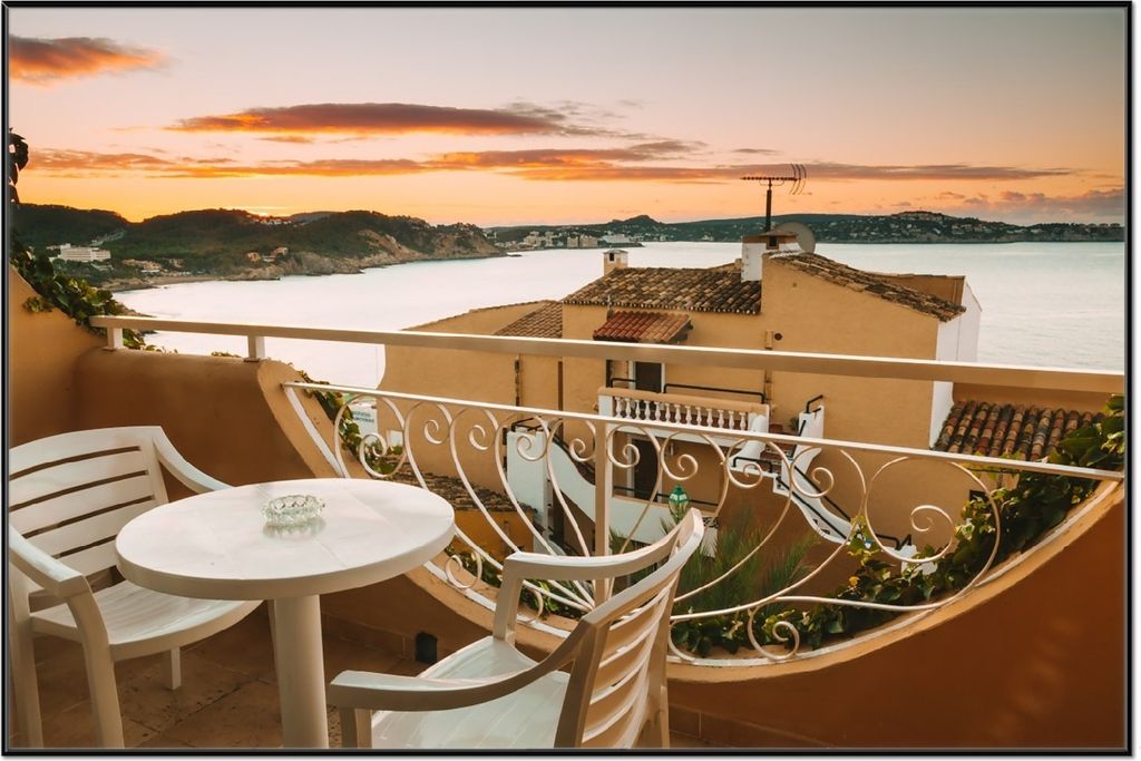 Wallario Wandbild Sommer in Spanien - Ausblick von einer schönen Terrasse auf das Meer, Größe: 61 x 91,50 cm, Poster mit schwarzem Aluminiumrahmen