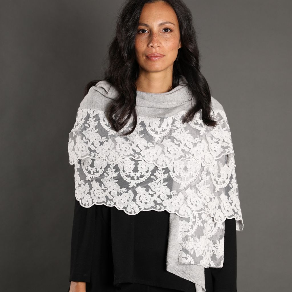 Eleganter Damen Schal Stola Strickschal hellgrau französische Spitze & Cashmere Abendschal Schulter Überwurf Handarbeit aus Italien