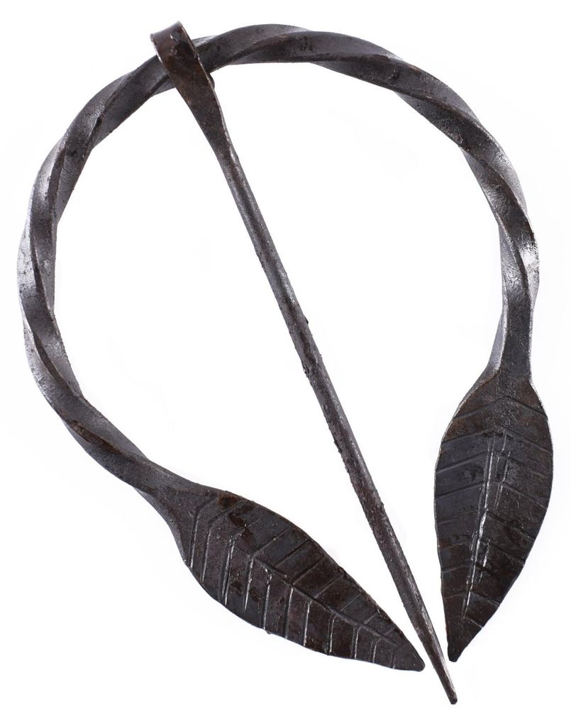 Ringfibel mit Blättern, handgeschmiedet Produktbild 