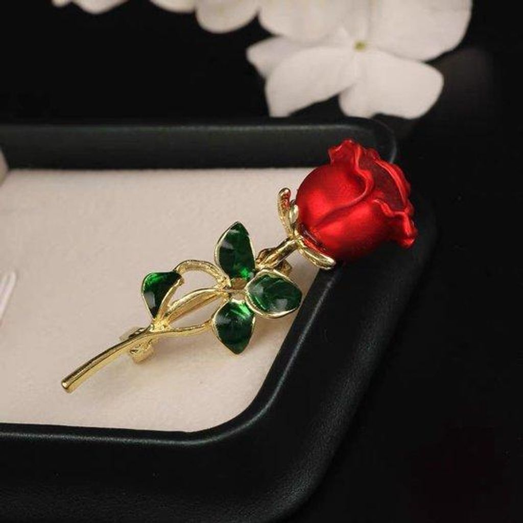 Rote Rosen-Bracelets in elegantem Design, ideal für Frauen als Valentins-Day-Geschenk.