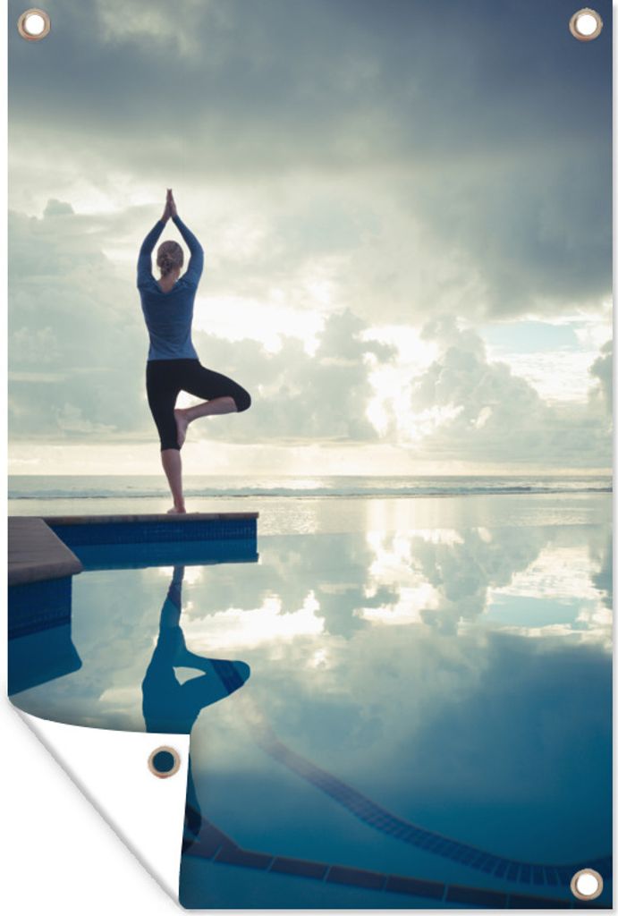 MuchoWow 80x120 cm Outdoor-Poster Gartendeko Sichtschutz Garten Poster für den Garten Eine Frau praktiziert Yoga in der Nähe eines Schwimmbads