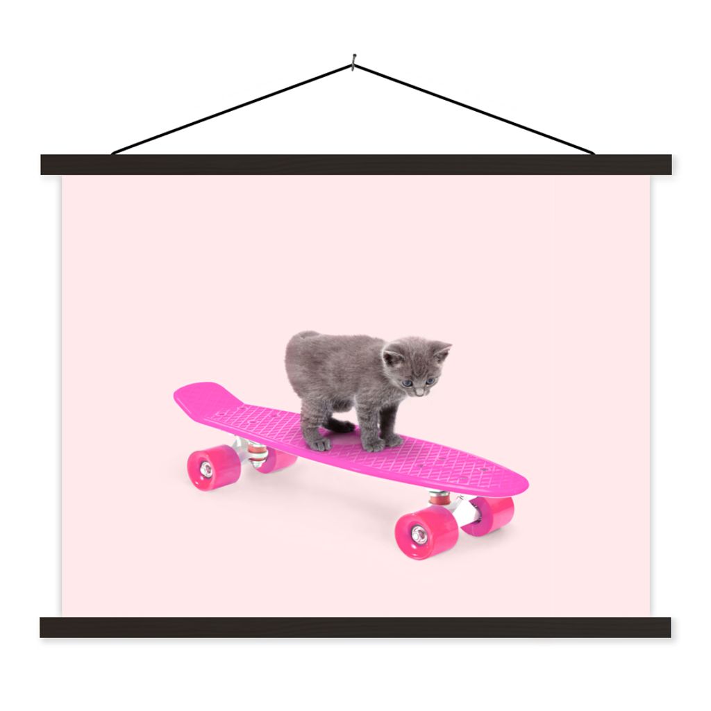 MuchoWow Textilposter Katze - Kätzchen - Tiere - Skateboard - Rosa 150x113 cm mit schwarzem Rahmen - Wohnzimmer
