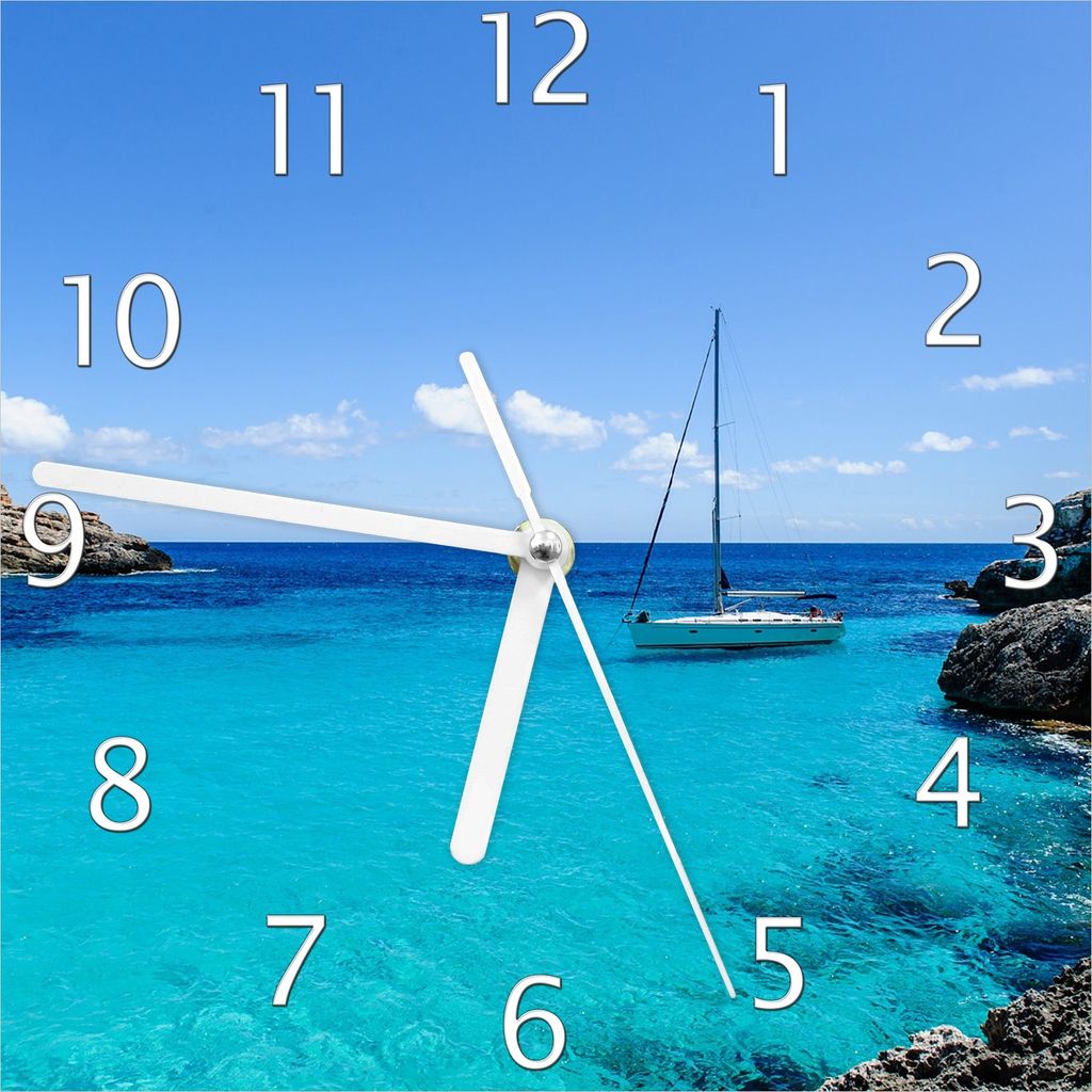 Wallario Design Wanduhr Segelboot in der Bucht aus Echtglas, Größe 20 x 20 cm