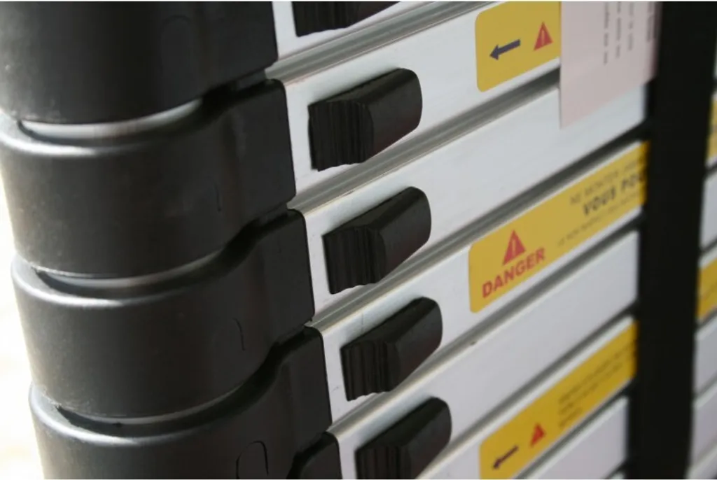 Échelle Aluminium Télescopique 2.6M DLT208B avec 9 Échelons Sécurisés